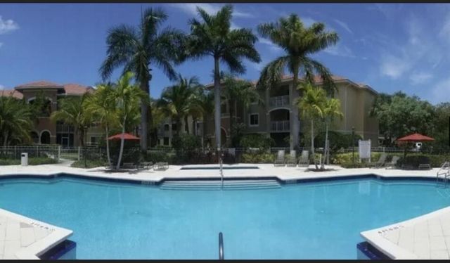 6533 Emerald Dunes Drive 304, West Palm Beach, FL 33411