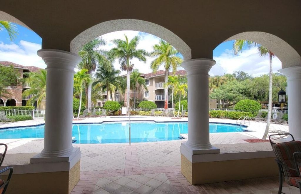 6533 Emerald Dunes Drive 304, West Palm Beach, FL 33411