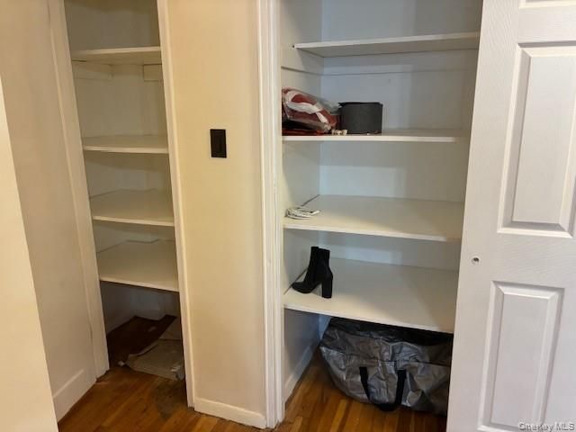 241-20 Northern Blvd 2C, Douglaston, NY 11362