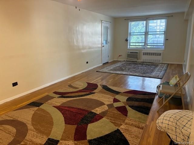 241-20 Northern Blvd 2C, Douglaston, NY 11362