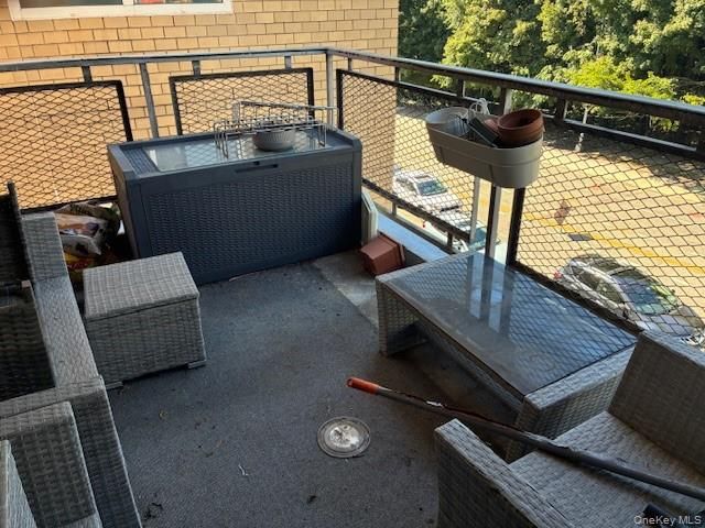 241-20 Northern Blvd 2C, Douglaston, NY 11362