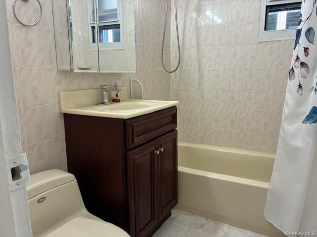 241-20 Northern Blvd 2C, Douglaston, NY 11362