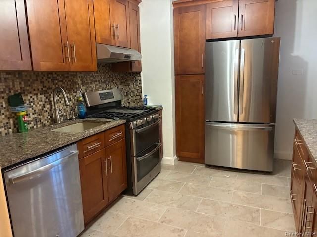 241-20 Northern Blvd 2C, Douglaston, NY 11362