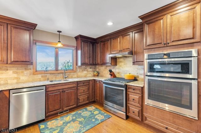 7 Wildwood Shores Dr, Hopatcong Boro, NJ 07843