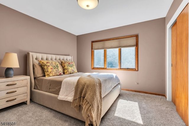 7 Wildwood Shores Dr, Hopatcong Boro, NJ 07843