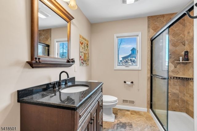 7 Wildwood Shores Dr, Hopatcong Boro, NJ 07843