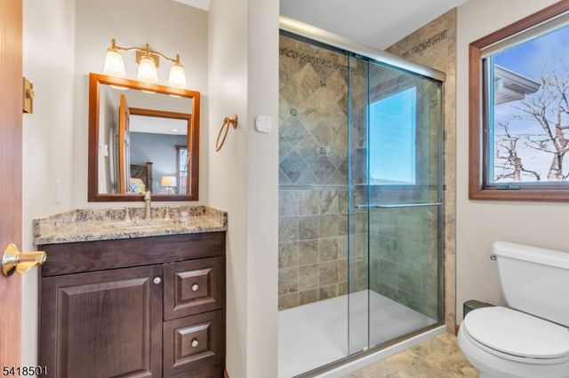 7 Wildwood Shores Dr, Hopatcong Boro, NJ 07843