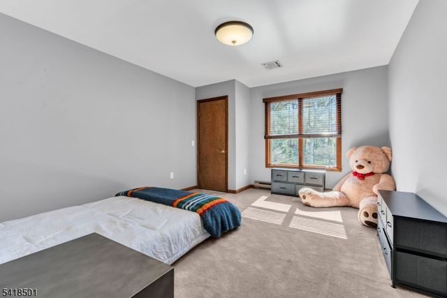 7 Wildwood Shores Dr, Hopatcong Boro, NJ 07843