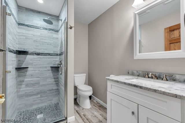 7 Wildwood Shores Dr, Hopatcong Boro, NJ 07843