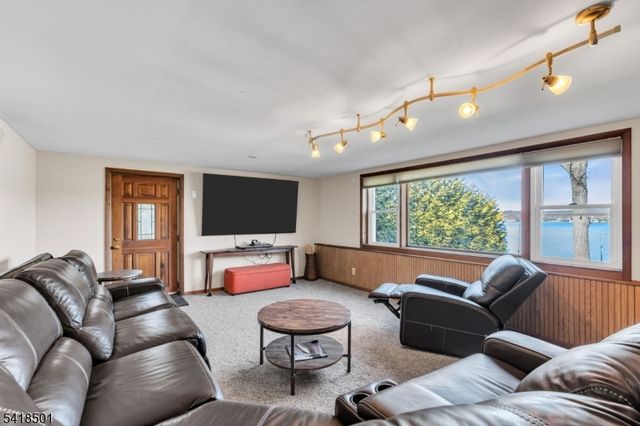 7 Wildwood Shores Dr, Hopatcong Boro, NJ 07843