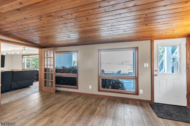 7 Wildwood Shores Dr, Hopatcong Boro, NJ 07843