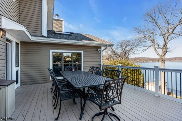 7 Wildwood Shores Dr, Hopatcong Boro, NJ 07843