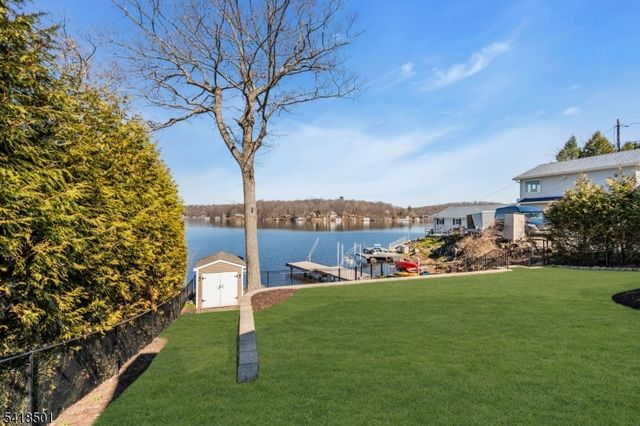7 Wildwood Shores Dr, Hopatcong Boro, NJ 07843