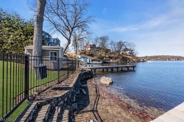 7 Wildwood Shores Dr, Hopatcong Boro, NJ 07843