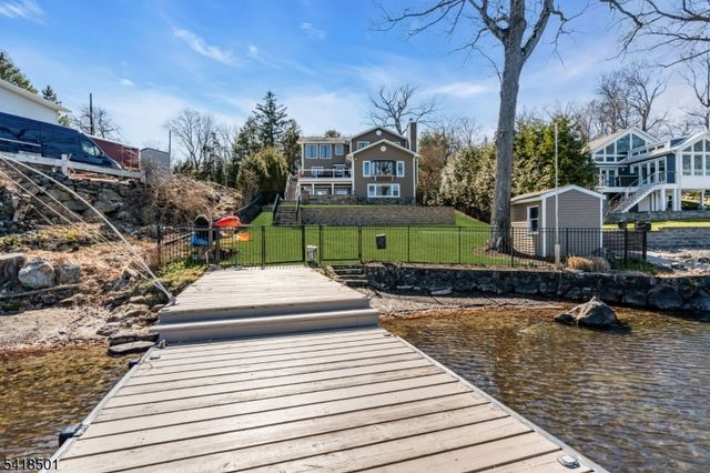 7 Wildwood Shores Dr, Hopatcong Boro, NJ 07843