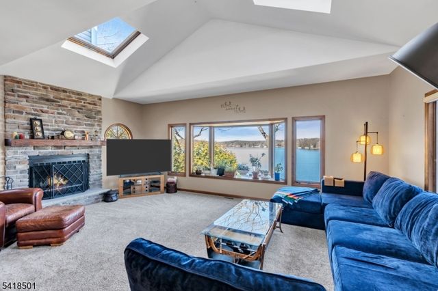 7 Wildwood Shores Dr, Hopatcong Boro, NJ 07843