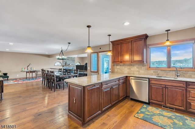 7 Wildwood Shores Dr, Hopatcong Boro, NJ 07843