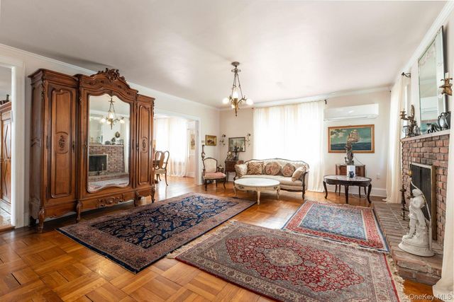 98 Washington Avenue S, Lawrence, NY 11559