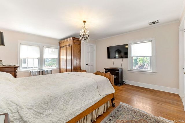 98 Washington Avenue S, Lawrence, NY 11559
