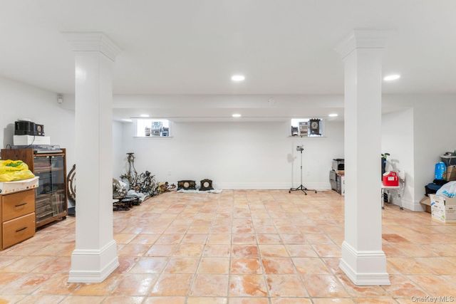 98 Washington Avenue S, Lawrence, NY 11559