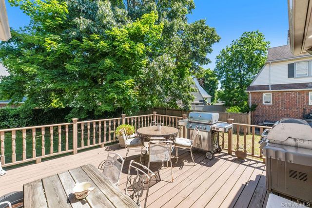 98 Washington Avenue S, Lawrence, NY 11559