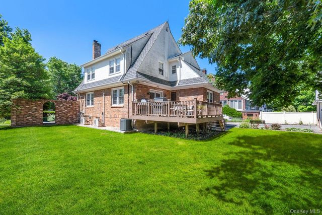 98 Washington Avenue S, Lawrence, NY 11559