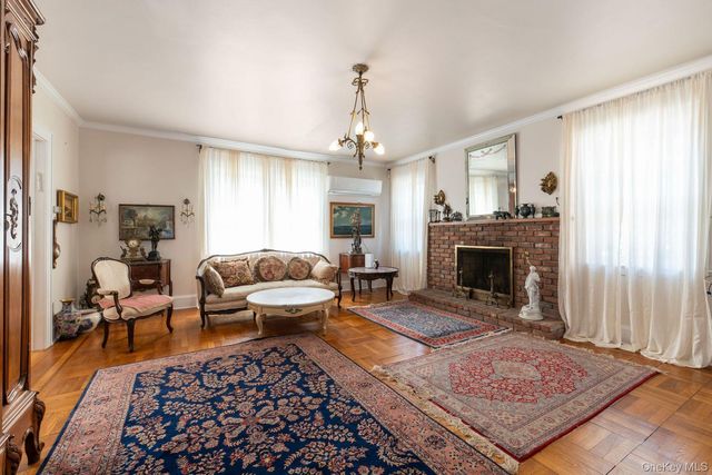 98 Washington Avenue S, Lawrence, NY 11559