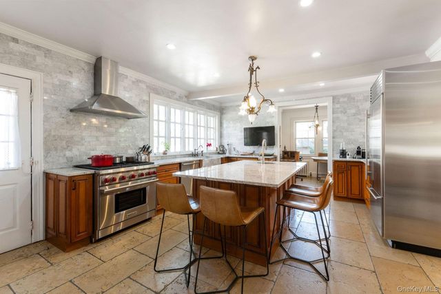 98 Washington Avenue S, Lawrence, NY 11559