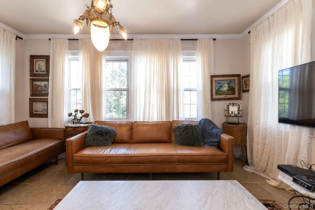 98 Washington Avenue S, Lawrence, NY 11559