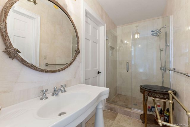 98 Washington Avenue S, Lawrence, NY 11559