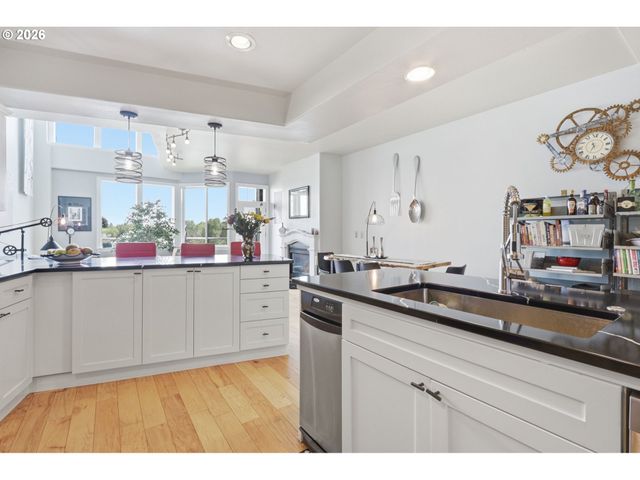 905 N HARBOUR Dr, Portland, OR 97217