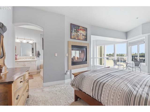 905 N HARBOUR Dr, Portland, OR 97217