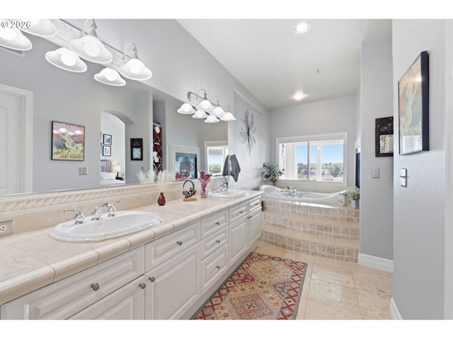 905 N HARBOUR Dr, Portland, OR 97217