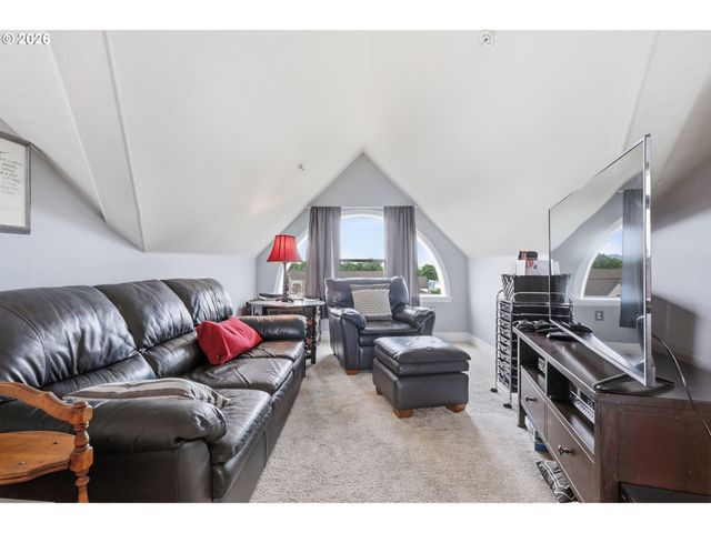 905 N HARBOUR Dr, Portland, OR 97217