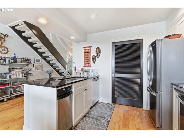 905 N HARBOUR Dr, Portland, OR 97217