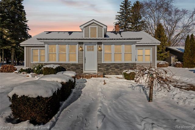 3724 Shorewood Road, Burtchville, MI 48059