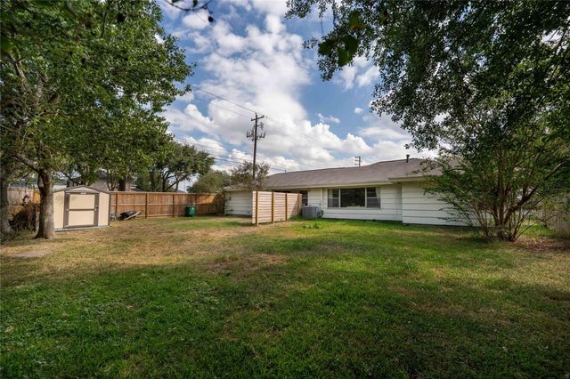 1733 Creek Drive, Houston, TX 77055