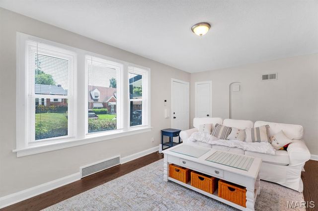 3827 Oakridge Boulevard, St Louis, MO 63121