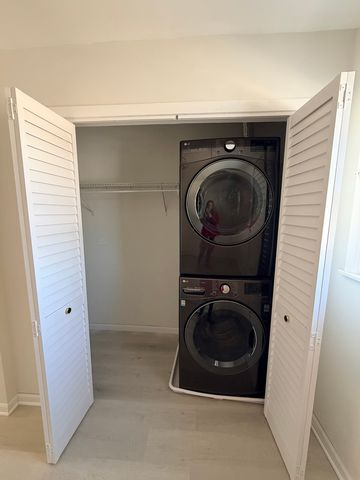 2308 Oakton Street 2, Park Ridge, IL 60068