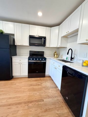 2308 Oakton Street 2, Park Ridge, IL 60068