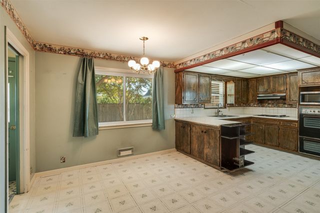 501 S Hilltop Street, Burkburnett, TX 76354