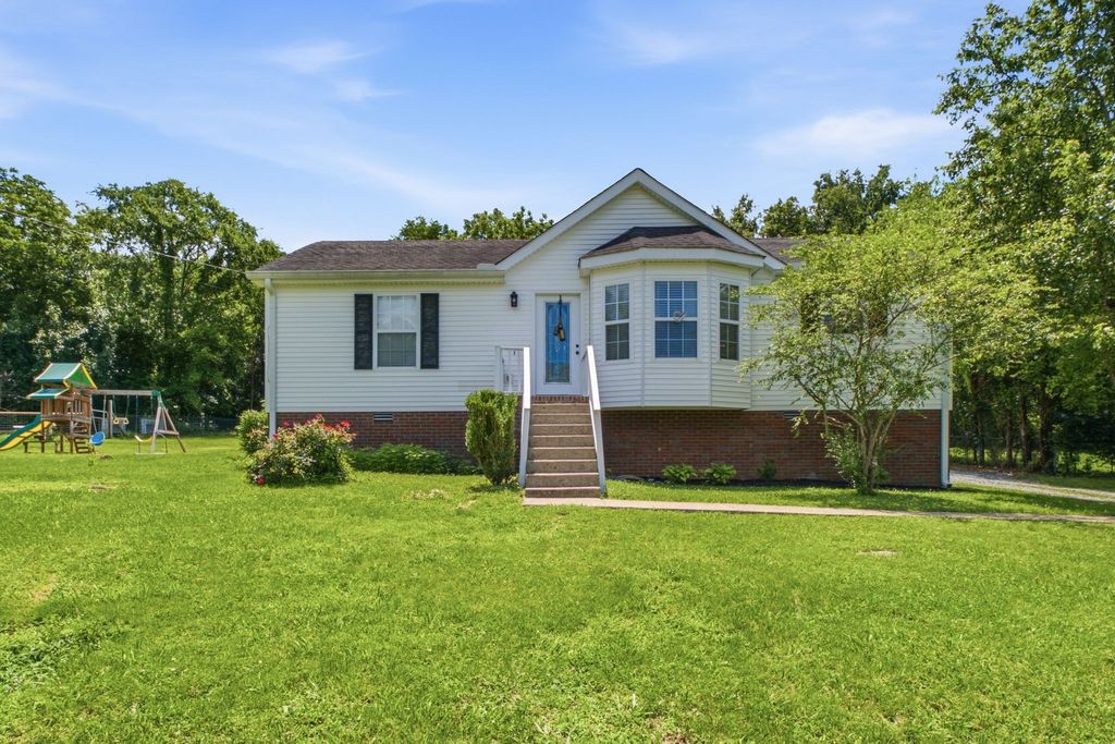 1024 Lynndale Dr, Castalian Springs, TN 37031