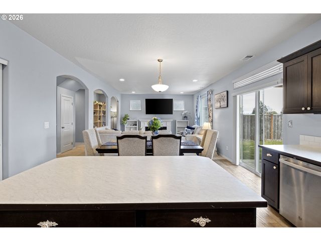 5290 SQUIRREL St, Springfield, OR 97478