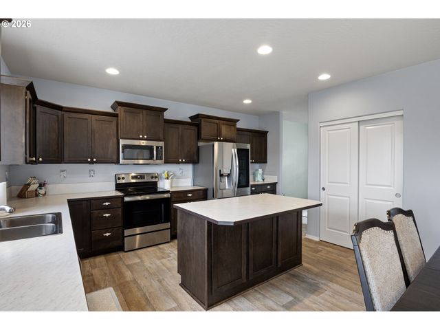 5290 SQUIRREL St, Springfield, OR 97478