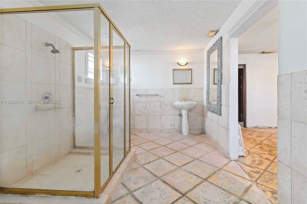 Image 6 of property listing at 13731 SW 284th St, Homestead, FL 33033