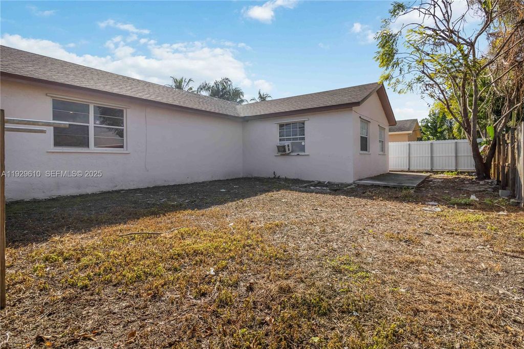 Image 7 of property listing at 13731 SW 284th St, Homestead, FL 33033