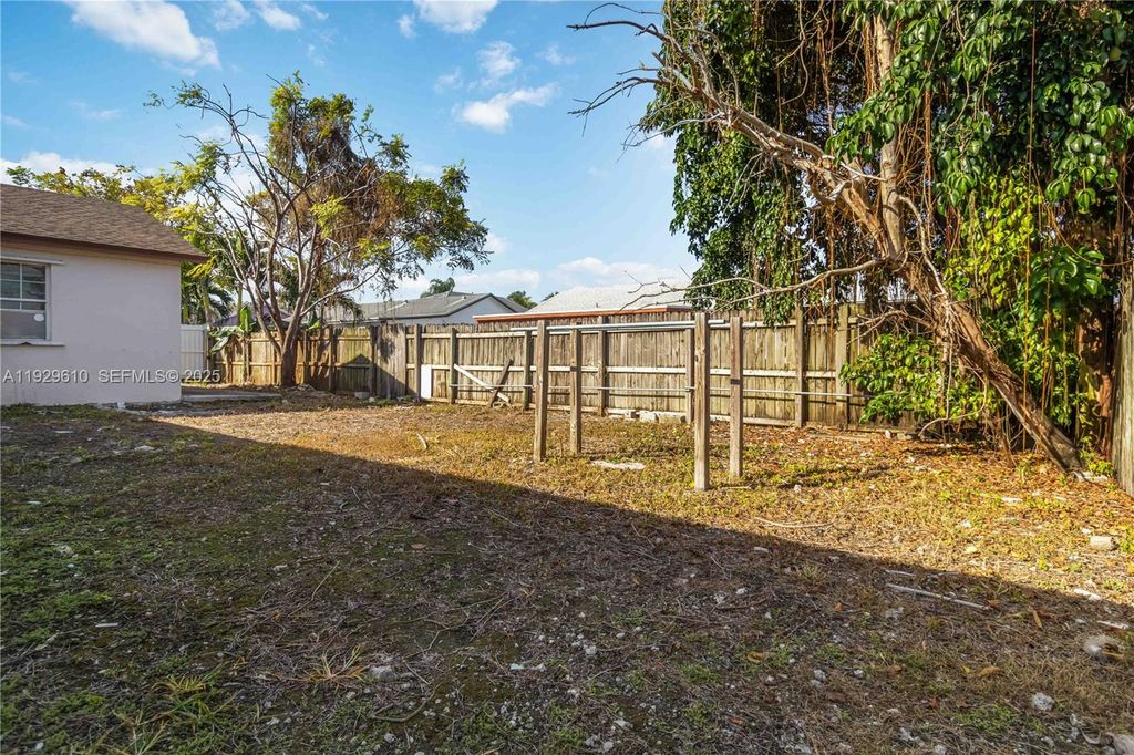 Image 8 of property listing at 13731 SW 284th St, Homestead, FL 33033