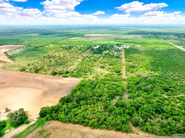 1173 CR 421, Hondo, TX 78861
