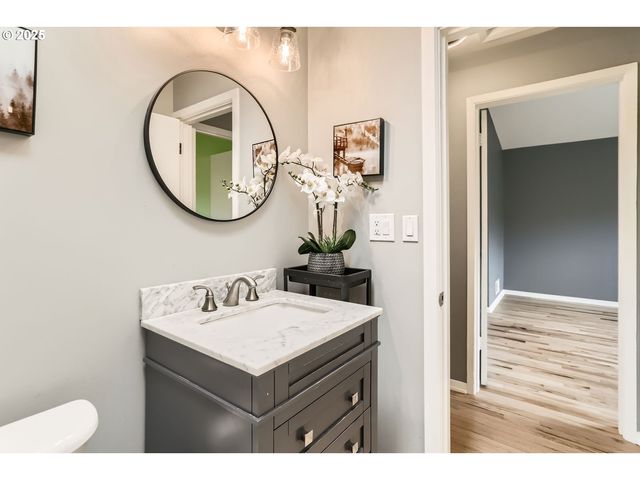 1925 Sw KNOLLCREST Dr, Portland, OR 97225