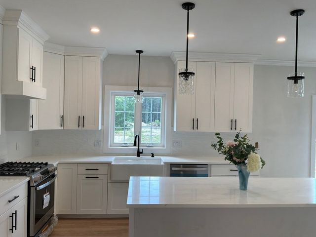 10 April Way, Millis, MA 02054